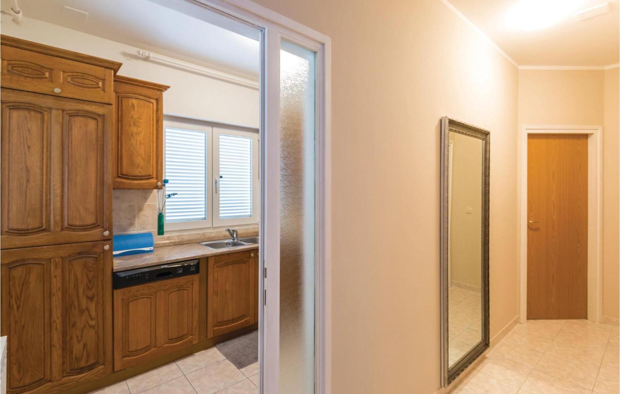 Stunning Apartment In Makarska With Kitchen エクステリア 写真